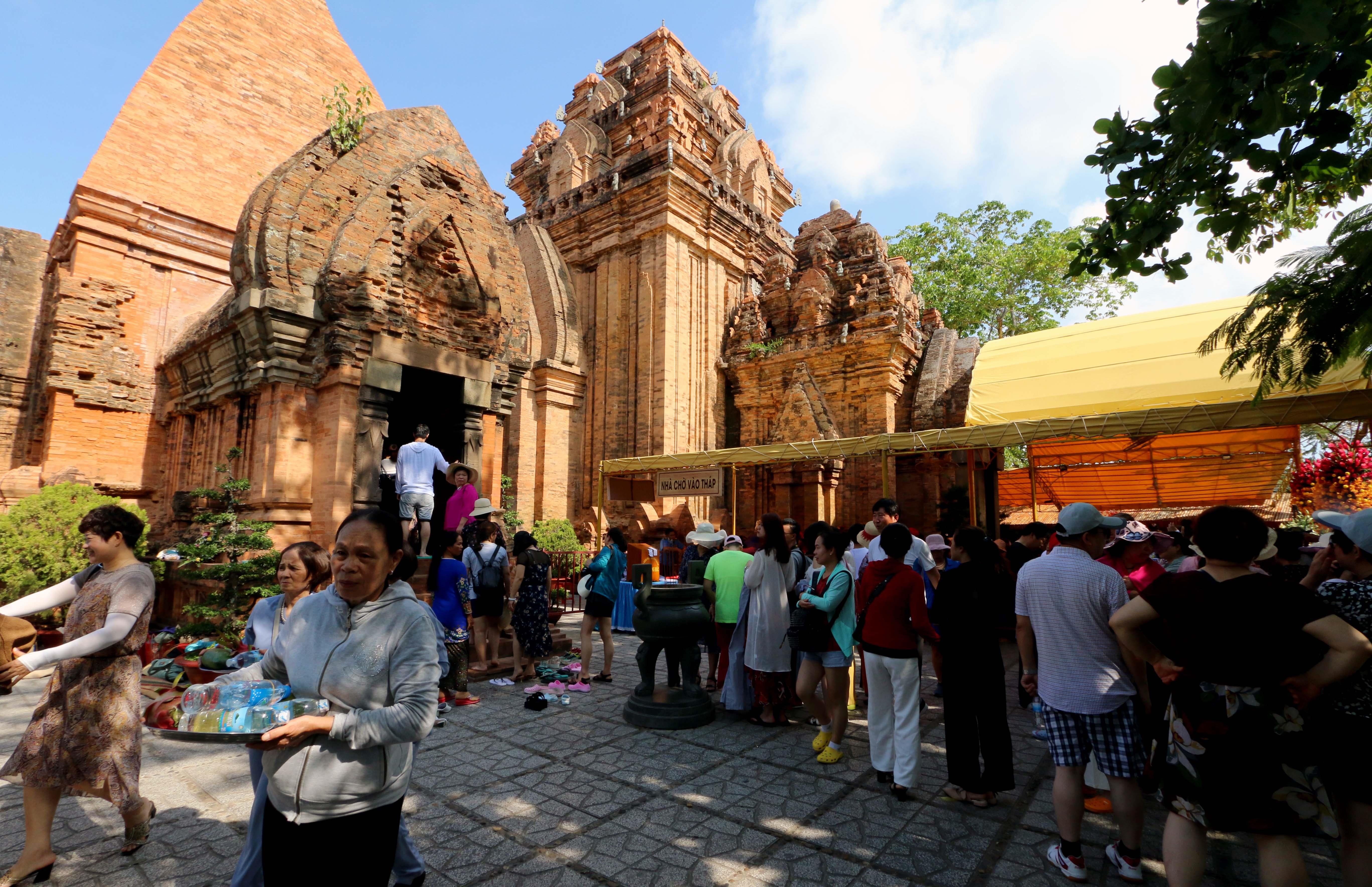 Le hoi thap ba Ponagar anh 9