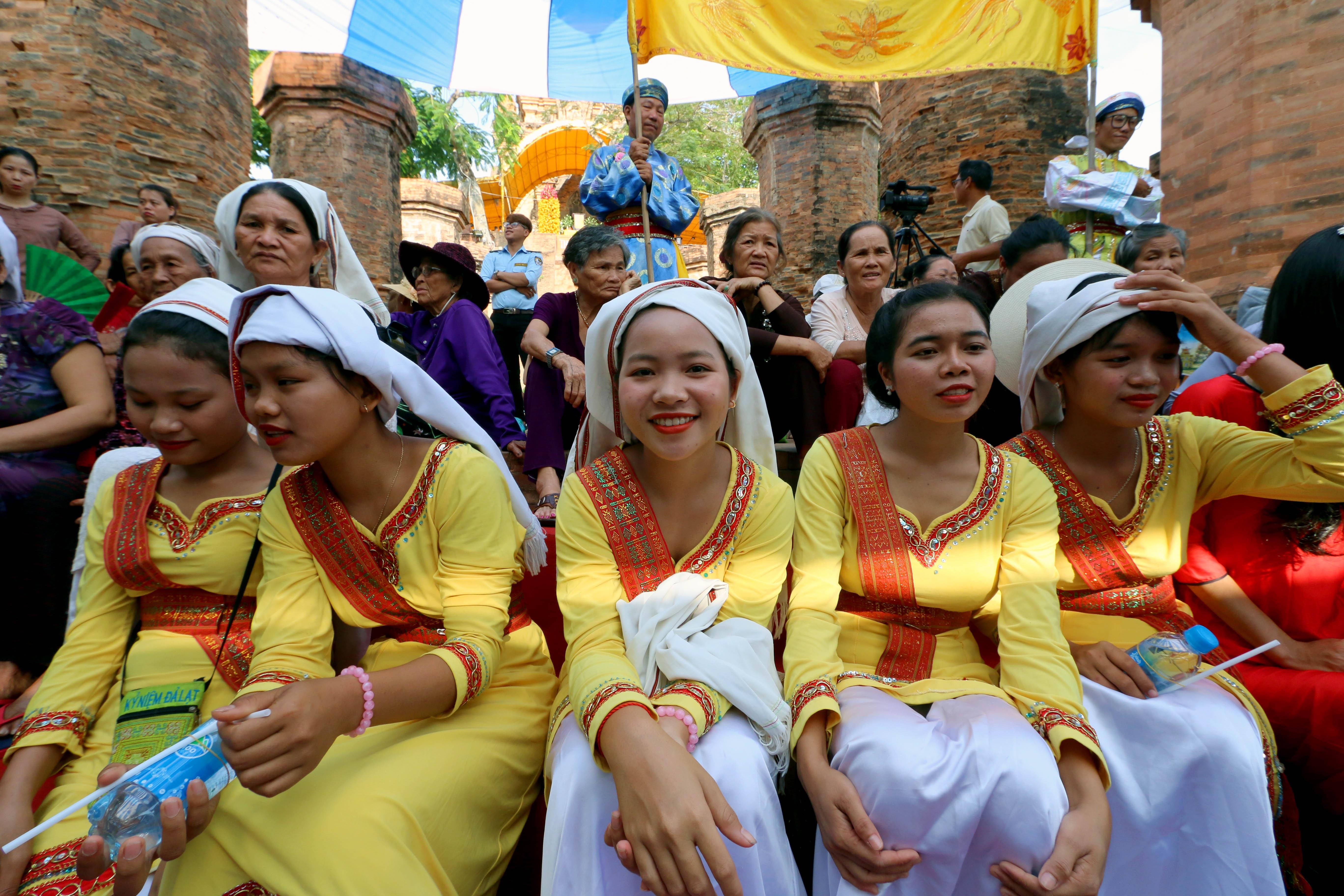 Thieu nu Cham trong le hoi Thap Ba Ponagar hinh anh
