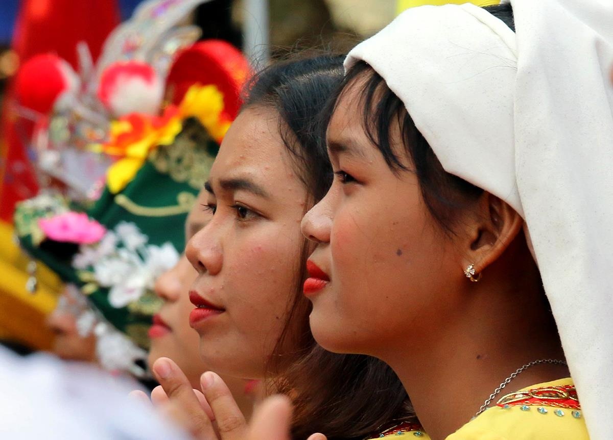 Hang tram nghin nguoi ve khai hoi Thap Ba Ponagar hinh anh