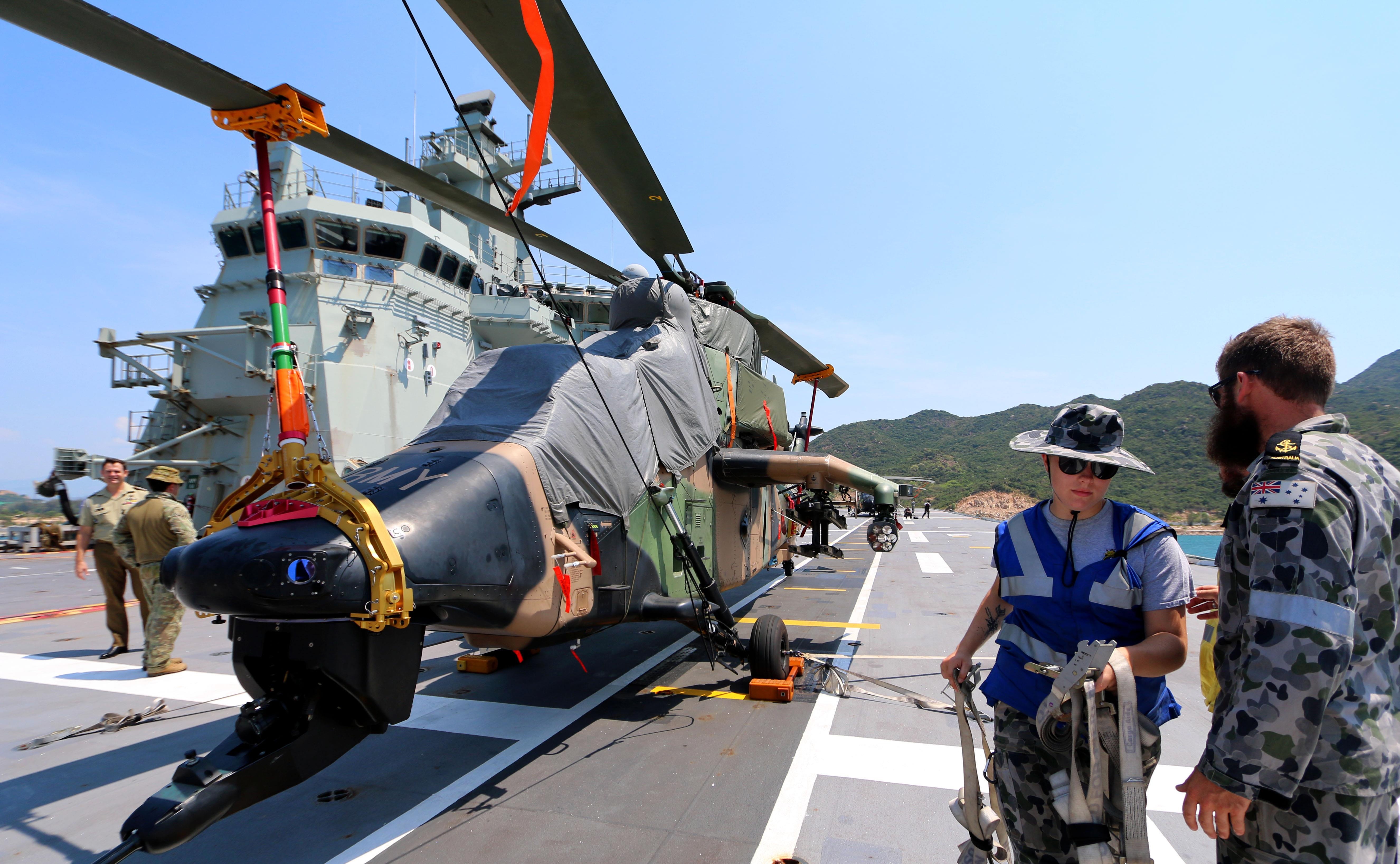 Sieu tau do bo tan cong cua Australia cap cang Cam Ranh hinh anh