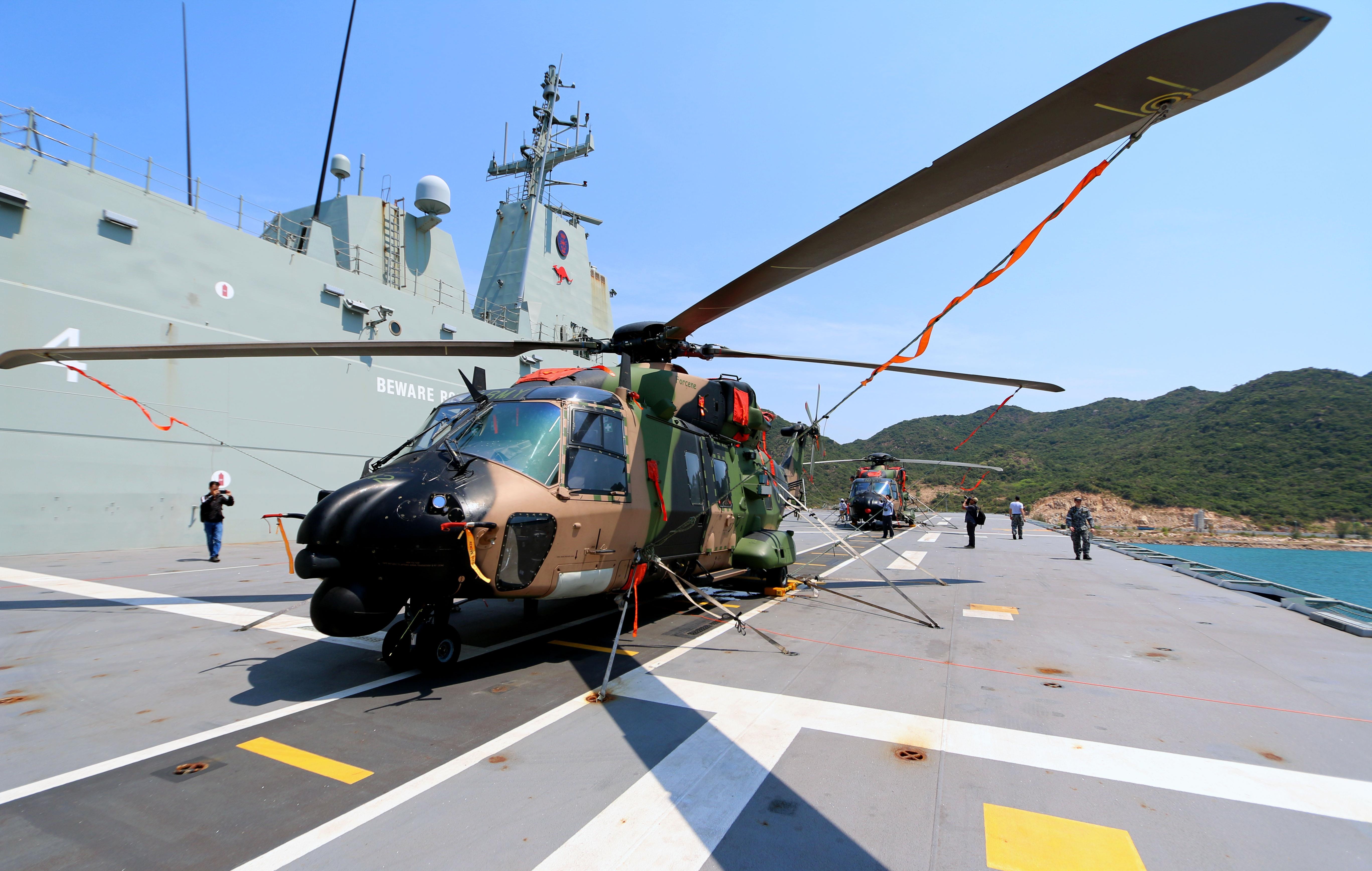 Loat khi tai hien dai tren tau do bo Canberra hinh anh