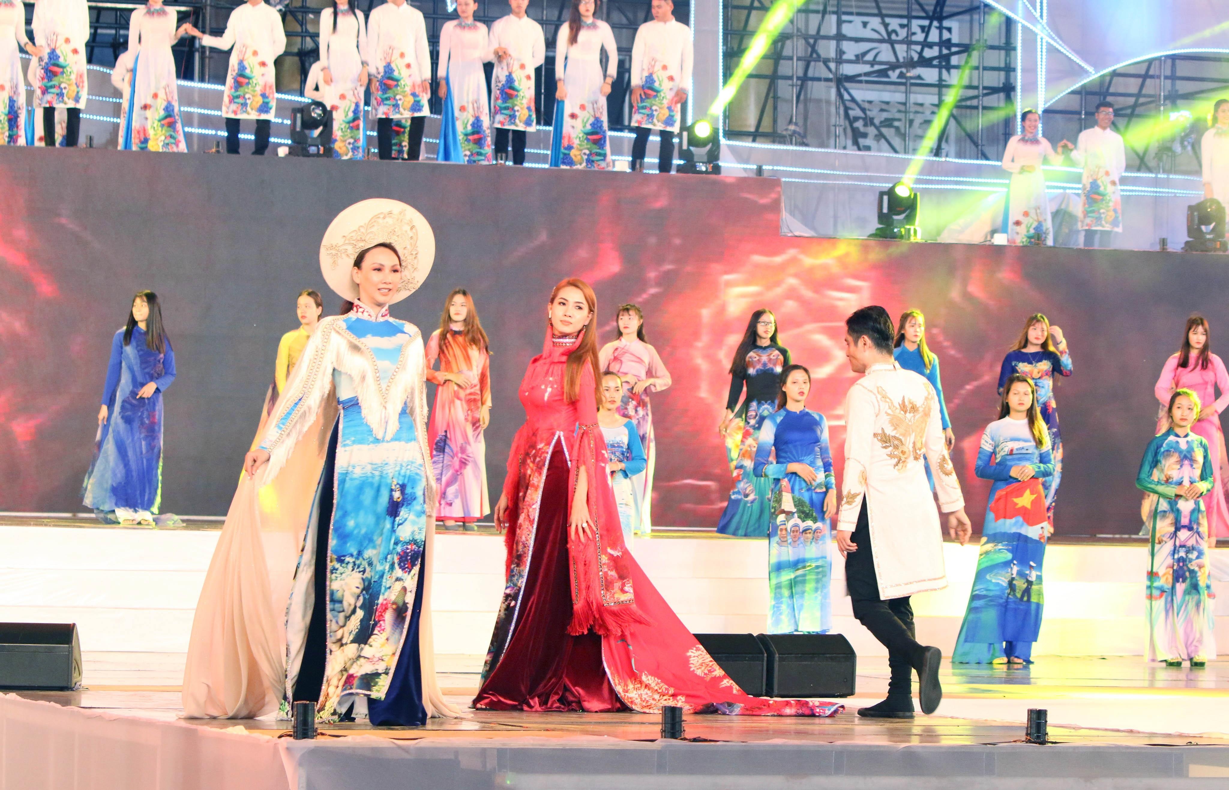 Hang chuc nghin nguoi du khai mac Festival bien Nha Trang 2019 hinh anh