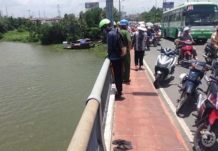 Nguoi phu nu nhay cau sau khi bi nhom cho vay nang lai uy hiep hinh anh