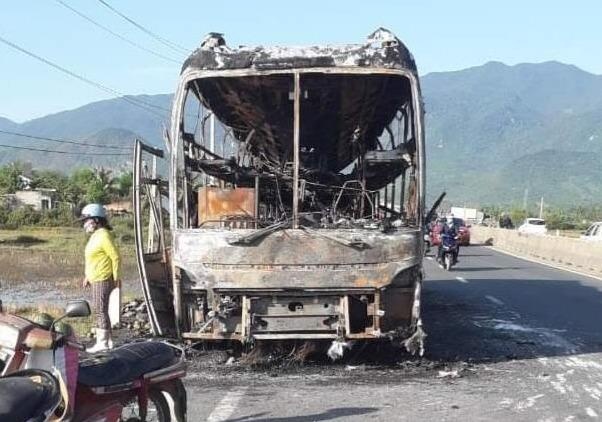 Chay xe khach trong dem, 20 nguoi thoat nan hinh anh