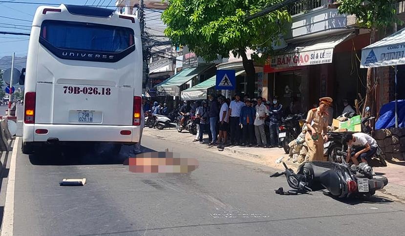 Va cham voi xe khach, nguoi di xe may tu vong hinh anh