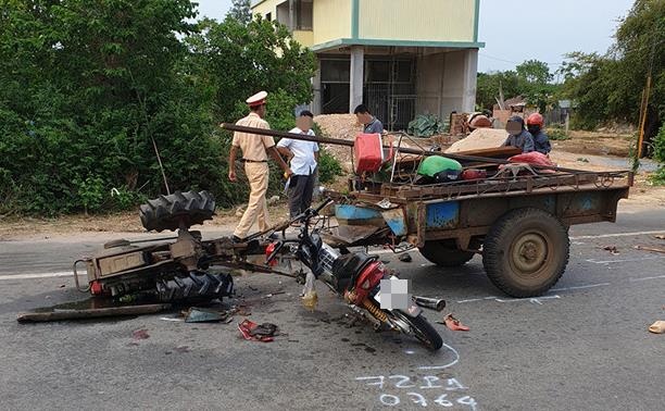 Va cham voi xe may keo, 2 nguoi tu vong trong dem hinh anh