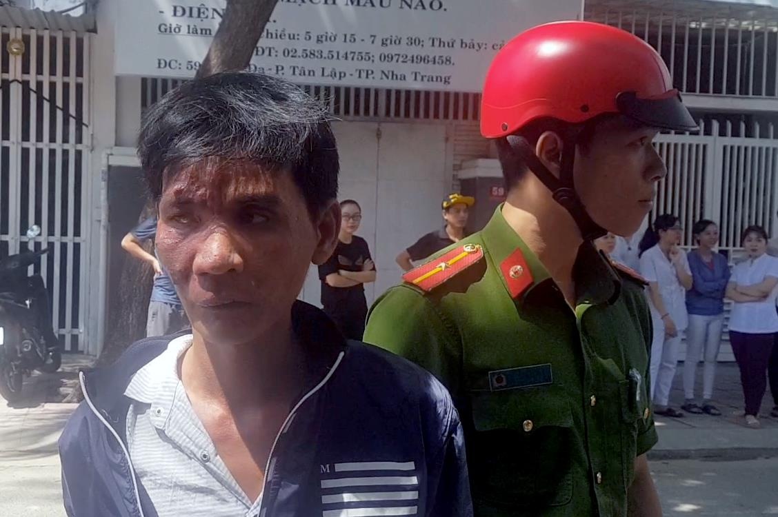 Can bo So Giao thong Khanh Hoa lao thang oto vao 2 ten cuop giat hinh anh