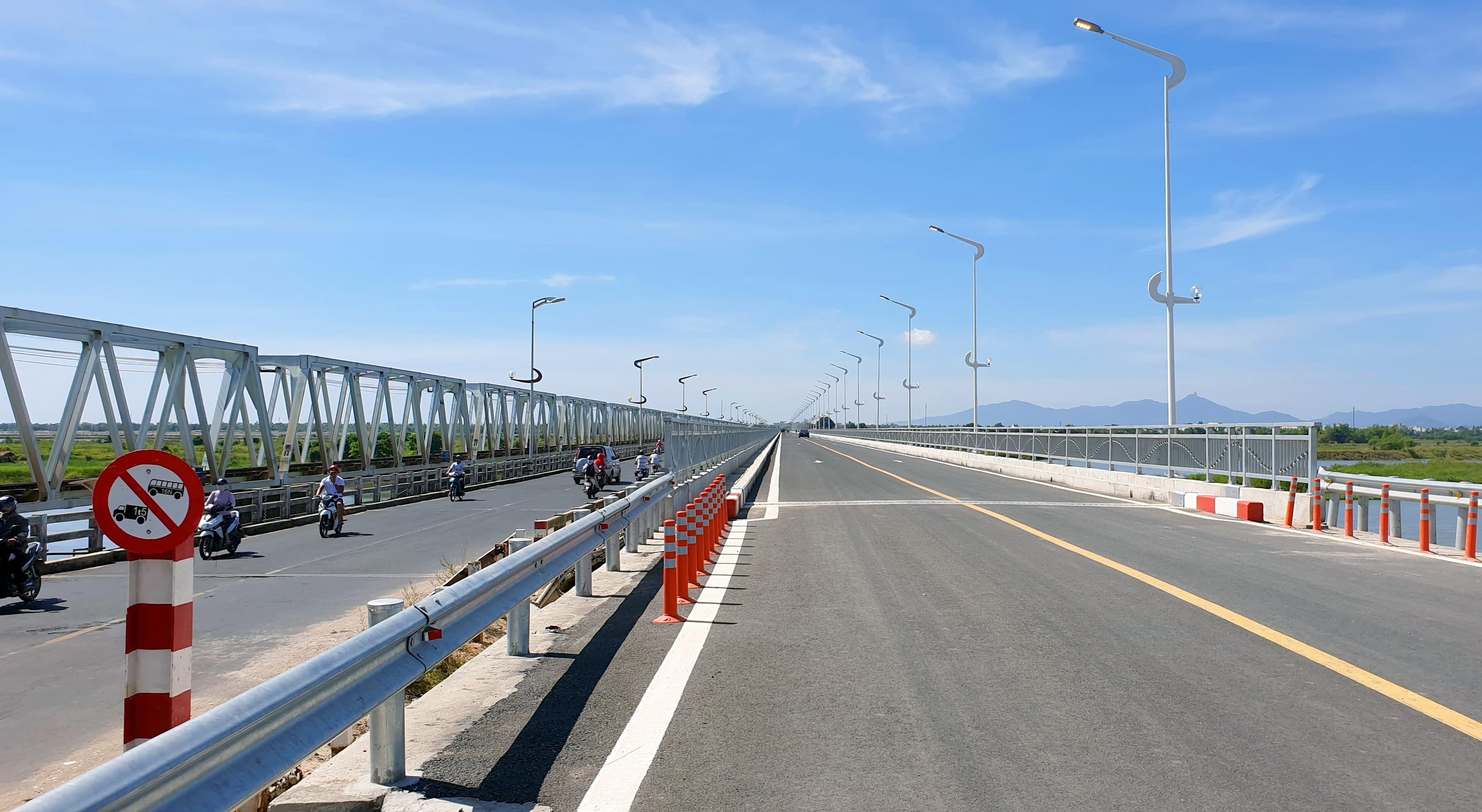 Cau Da Rang moi dai nhat mien Trung thong xe sau hon 1 nam xay dung hinh anh