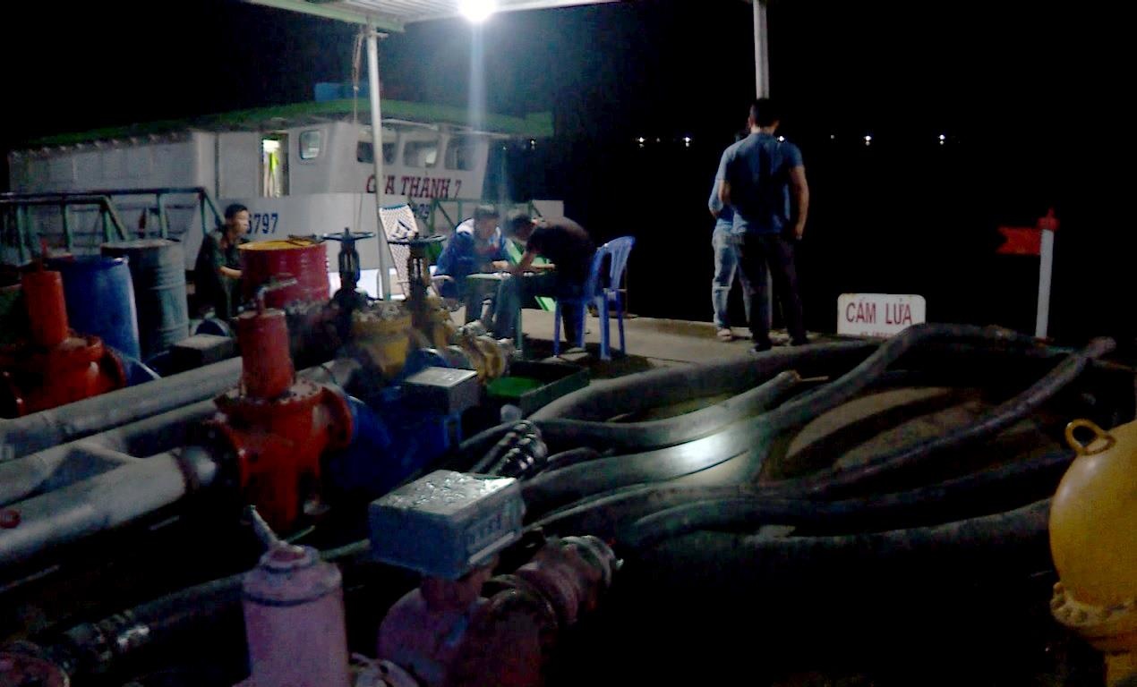 kho pha chế xăng giả của Trịnh Sướng ảnh 4 kho pha che xang gia cua Trinh Suong anh 4