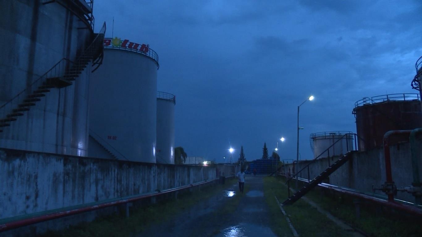 kho pha chế xăng giả của Trịnh Sướng ảnh 3 kho pha che xang gia cua Trinh Suong anh 3