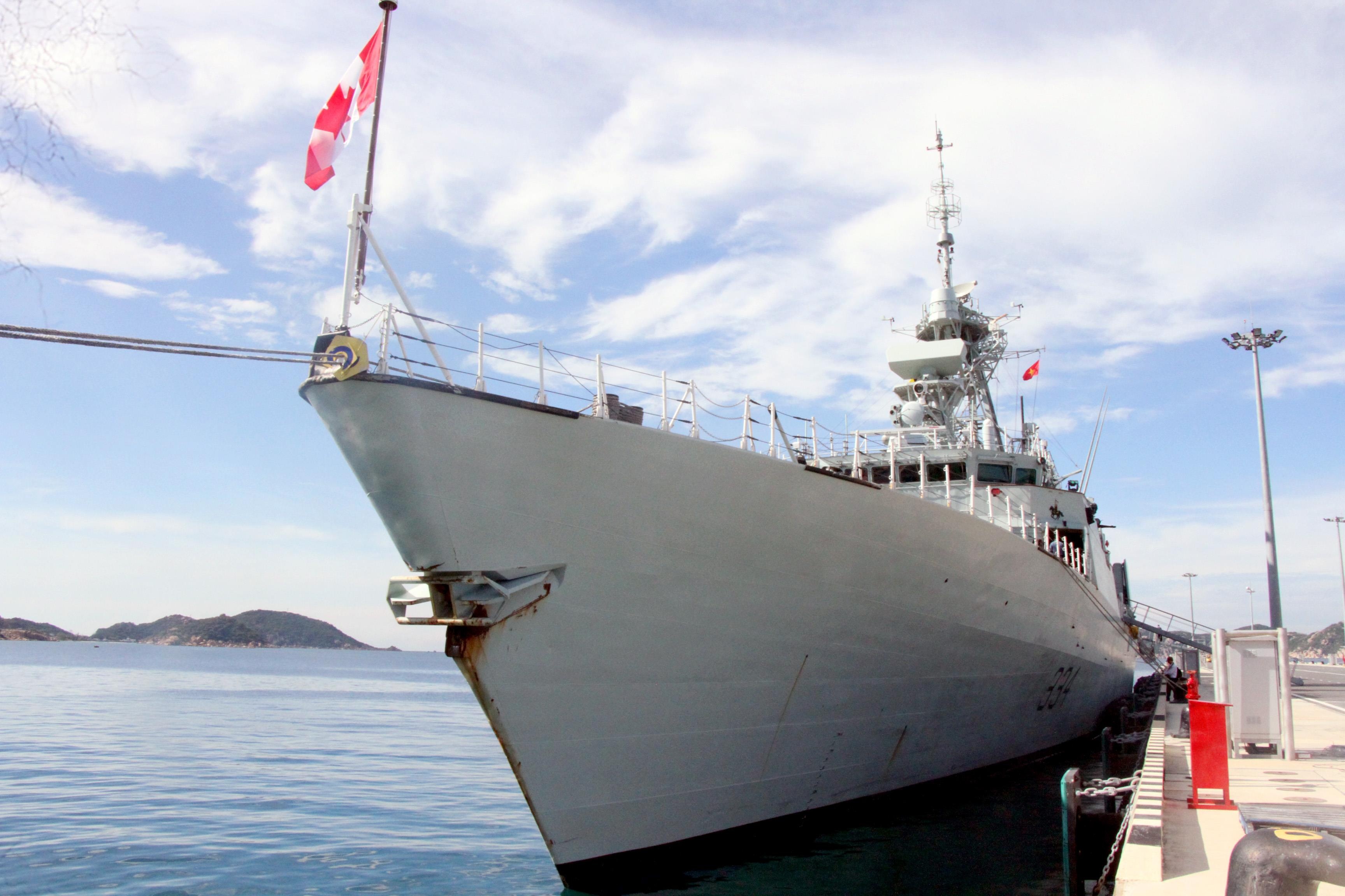 Tau hai quan Hoang gia Canada anh 2