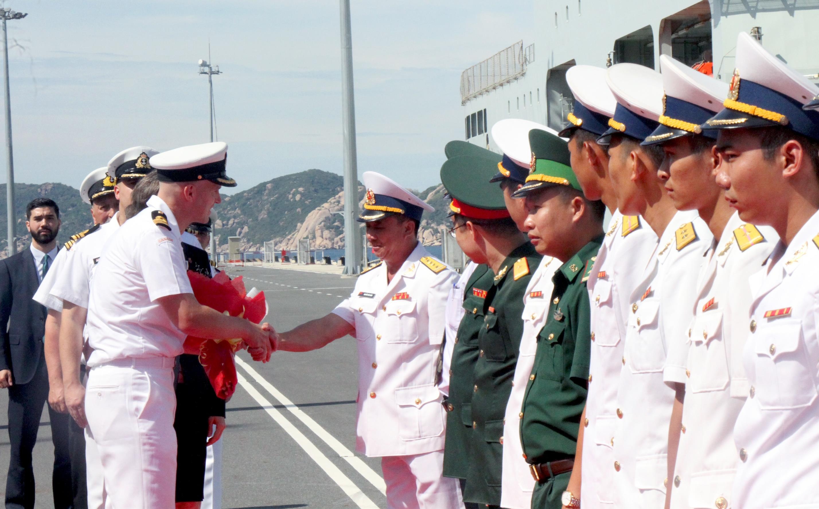 Tau hai quan Hoang gia Canada anh 1