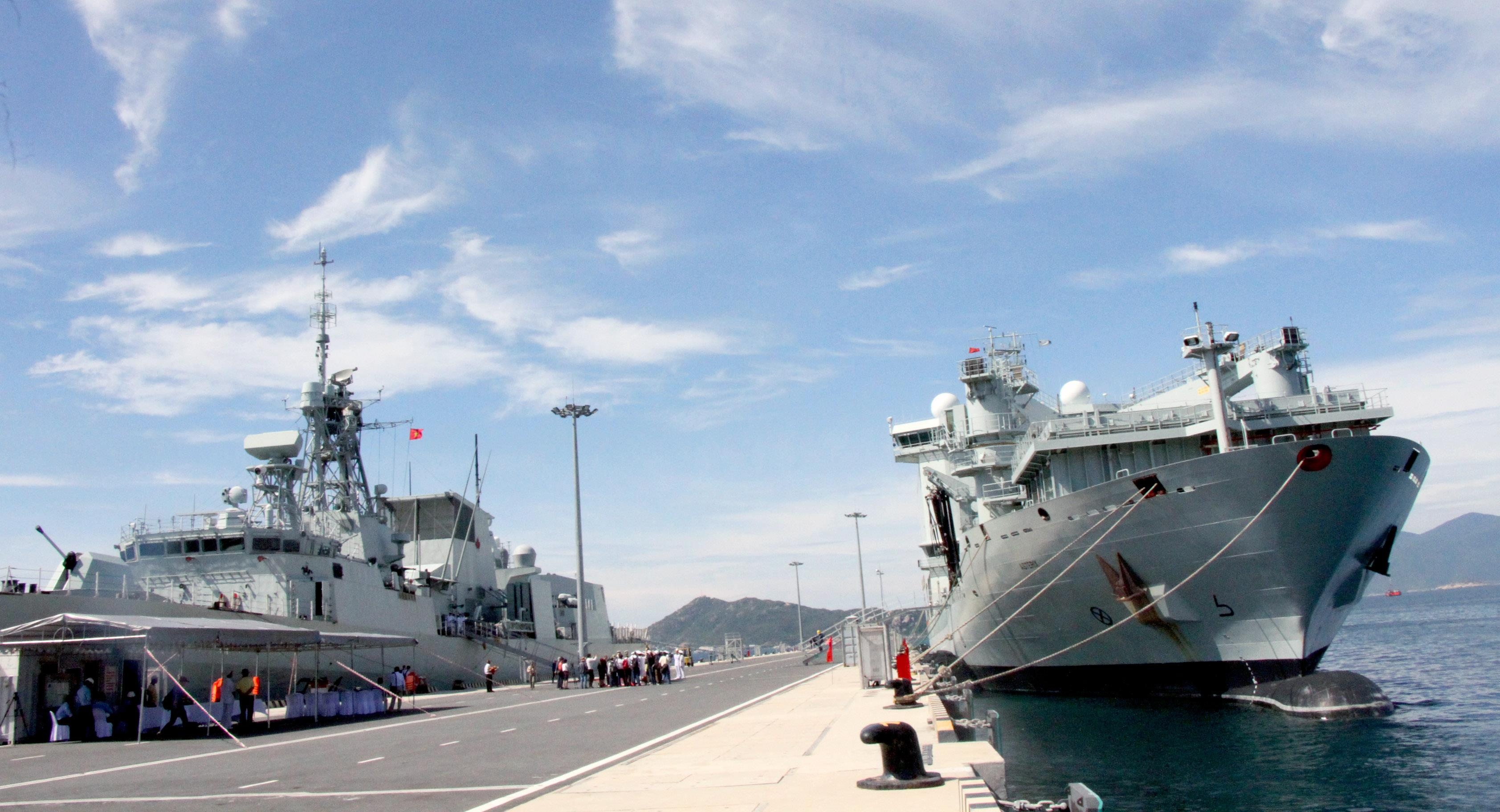 Can canh tau chien hien dai cua Hai quan Hoang gia Canada hinh anh