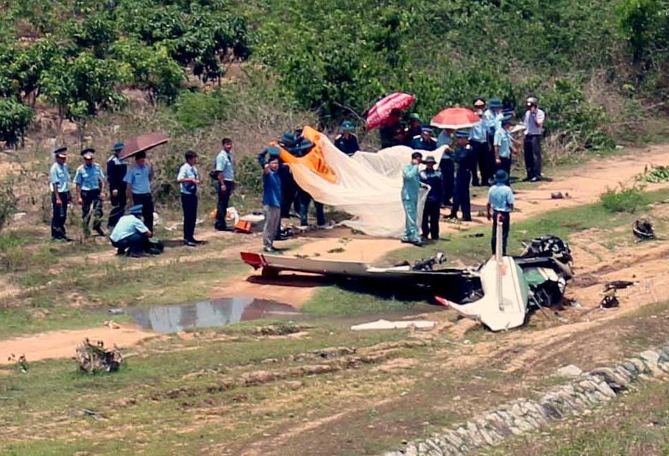 May bay Yak-52 gay doi khi gap nan o Khanh Hoa hinh anh