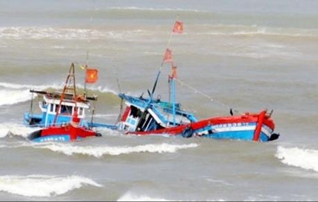 Lat ghe cho 20 du khach o vinh Van Phong, 3 nguoi thiet mang hinh anh