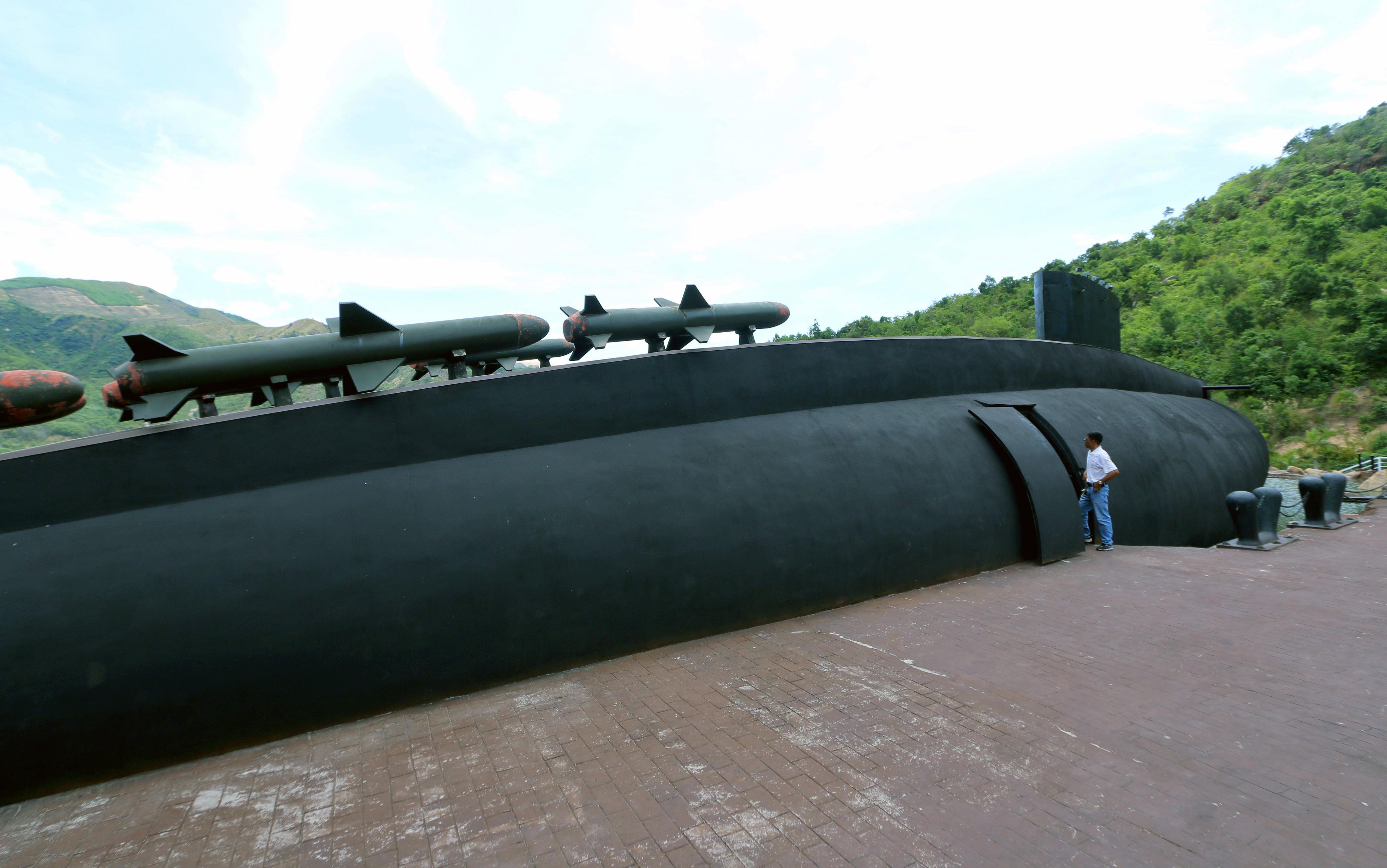 Mo hinh tau ngam anh 4