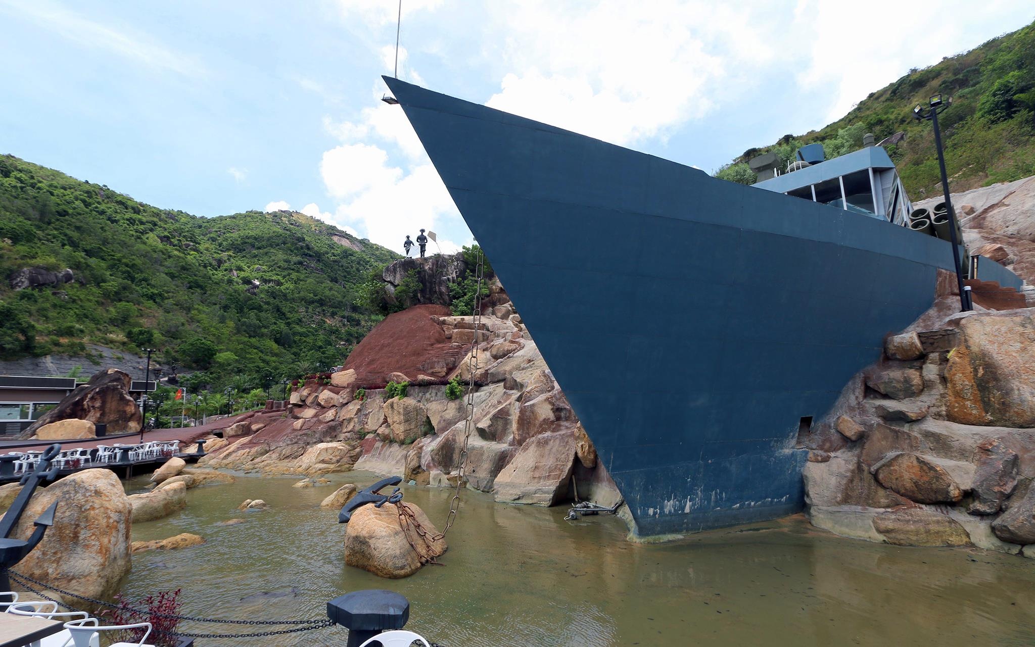 Mo hinh tau ngam anh 7