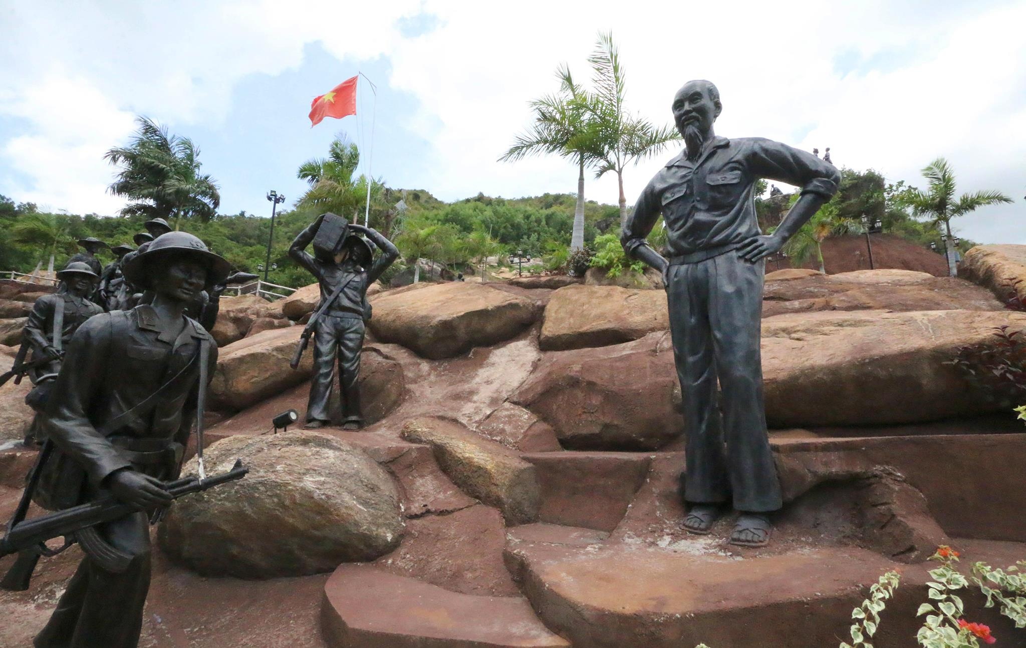 Mo hinh tau ngam anh 9