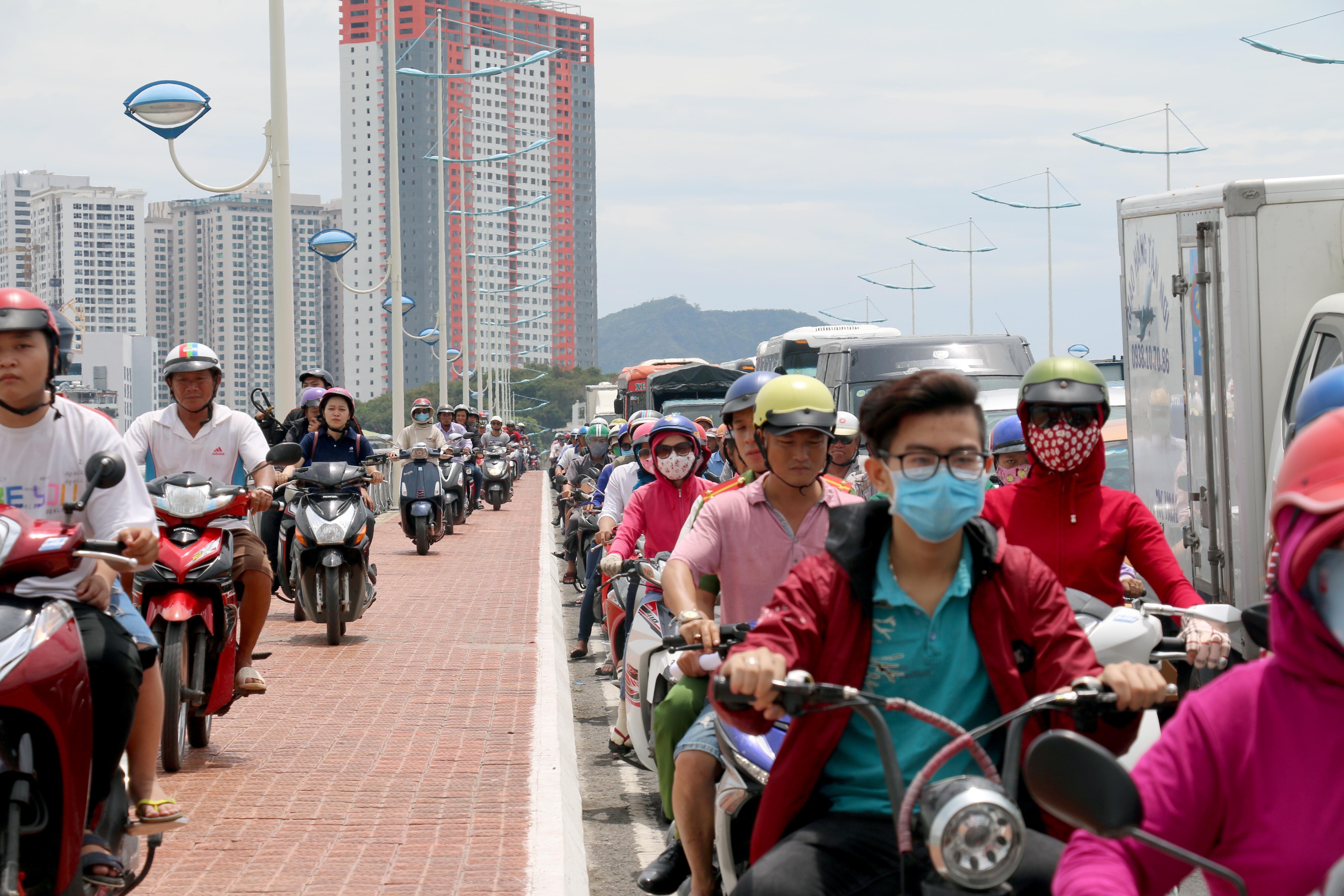 Giao thong o Nha Trang hon loan trong ngay dau sua cau Xom Bong hinh anh