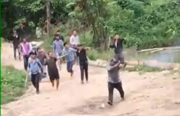 Nhom giang ho no sung lien tiep vao doi thu hinh anh