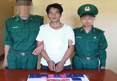 Giau gan 2.000 vien ma tuy tong hop trong nguoi hinh anh