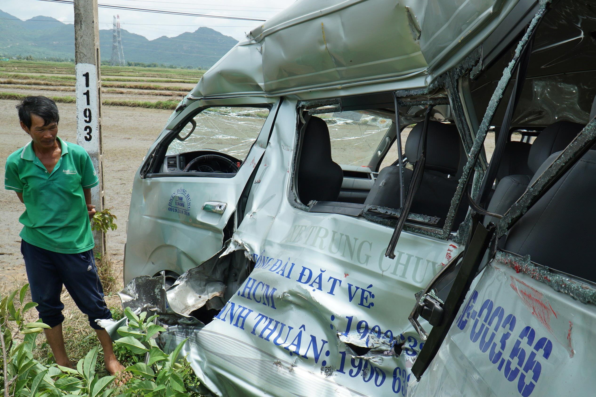 Xe 16 cho bi tau hoa tong truc dien, 3 nguoi chet hinh anh