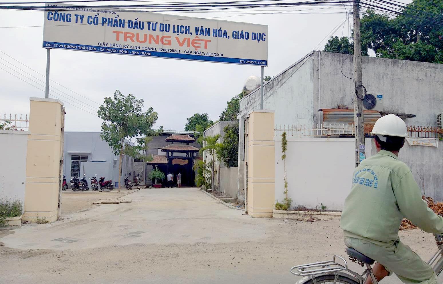 Truong hoc thanh diem ban hang cho khach Trung Quoc hinh anh