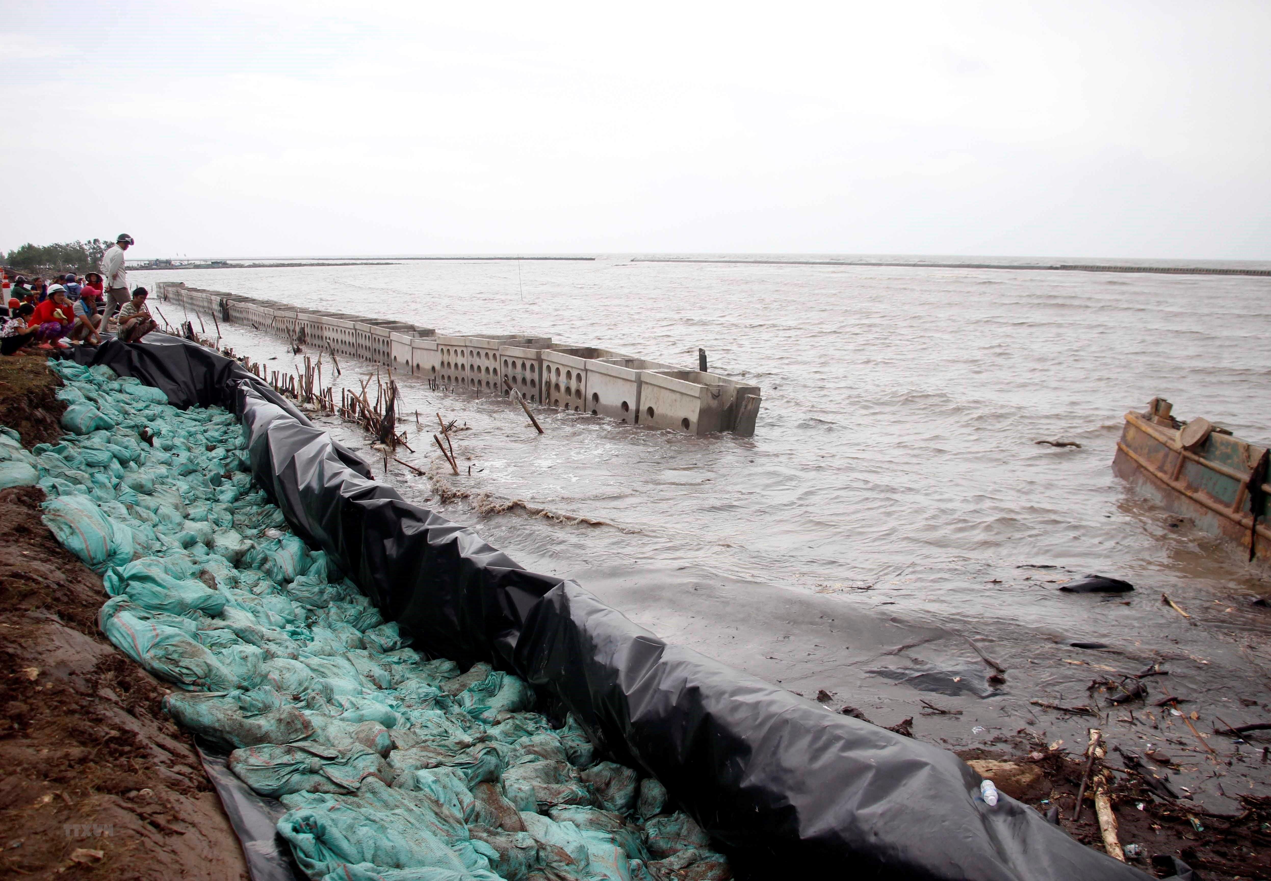 Nuoc bien dang cao dot ngot, nguy co vo de bien Tay o Ca Mau hinh anh