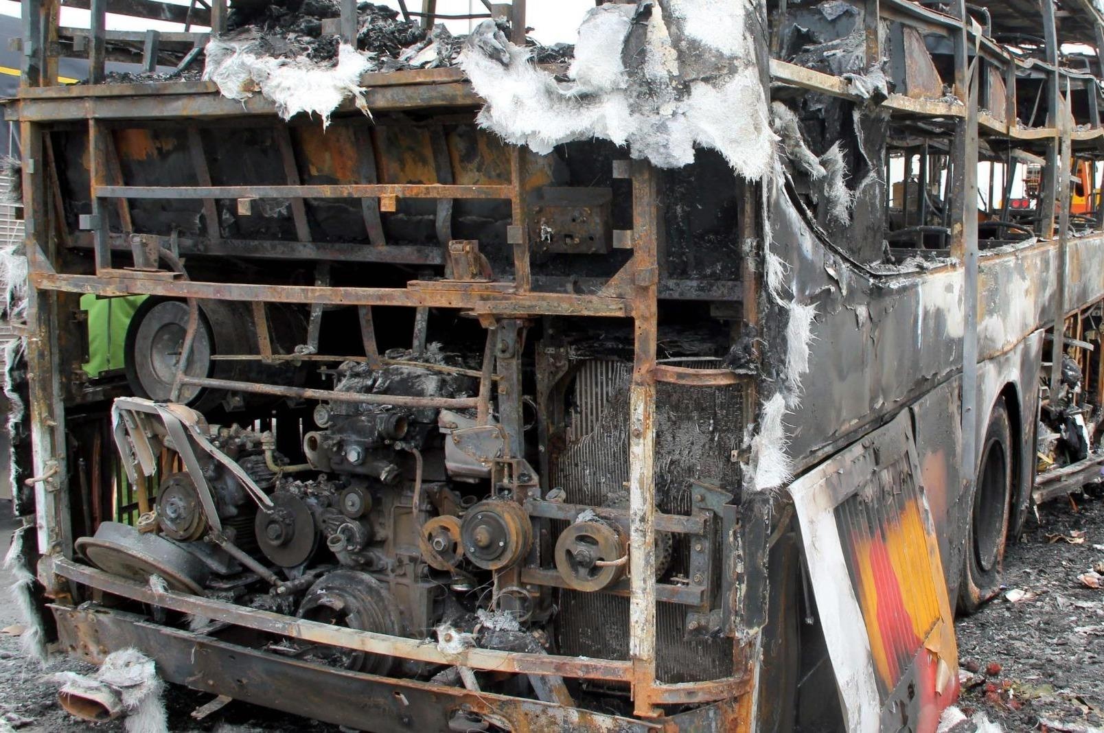 Xe giuong nam chay rui, 40 hanh khach thoat chet hinh anh