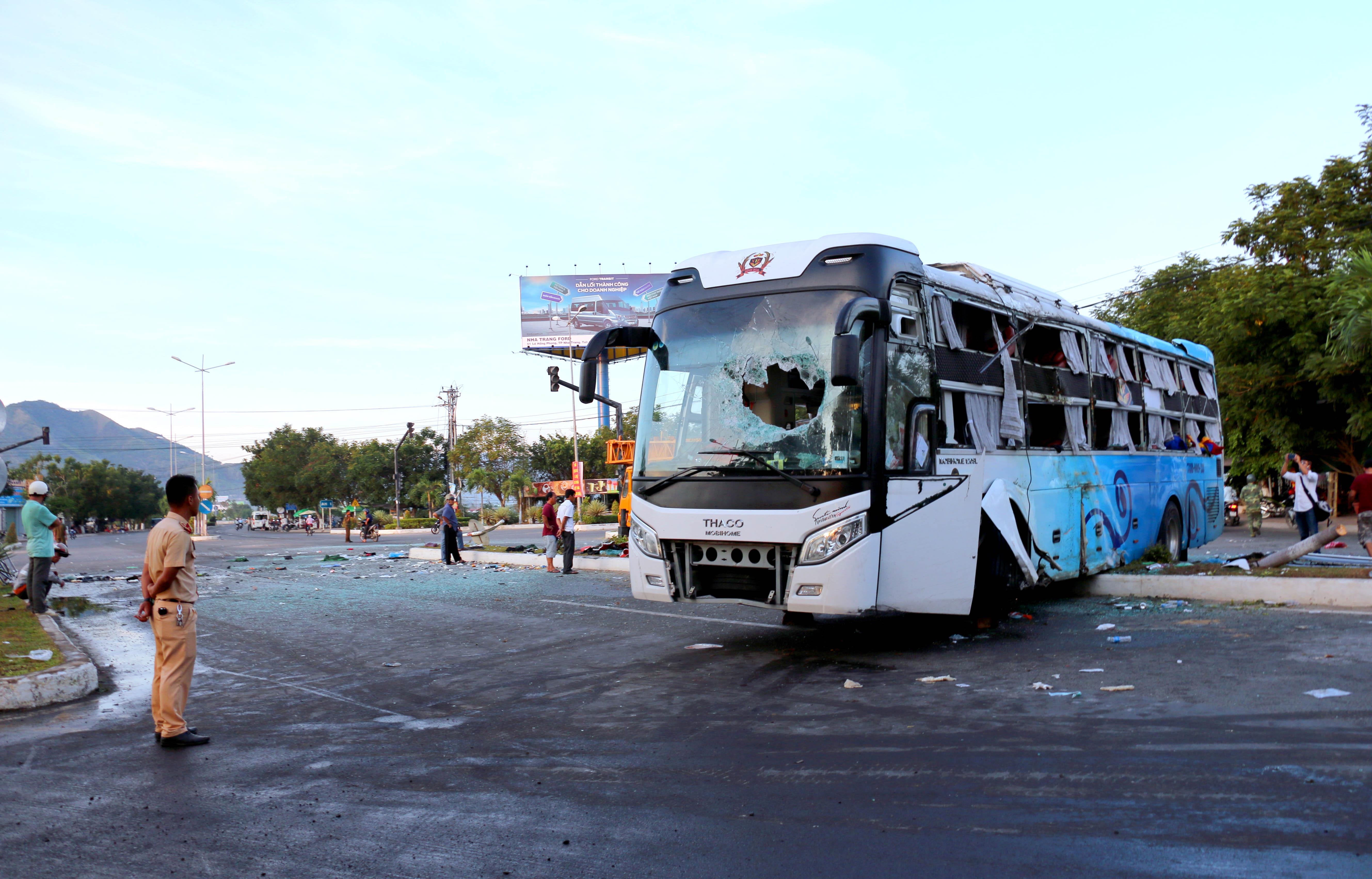 Tai nan xe Phuong Trang: 2 oto lao voi toc do cao khi den nga tu hinh anh