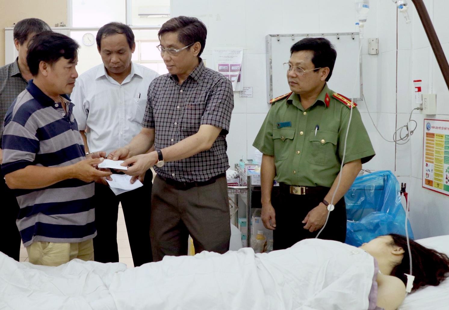 Xe Phương Trang bị tai nạn ở Khánh Hòa ảnh 2 Xe Phuong Trang bi tai nan o Khanh Hoa anh 2