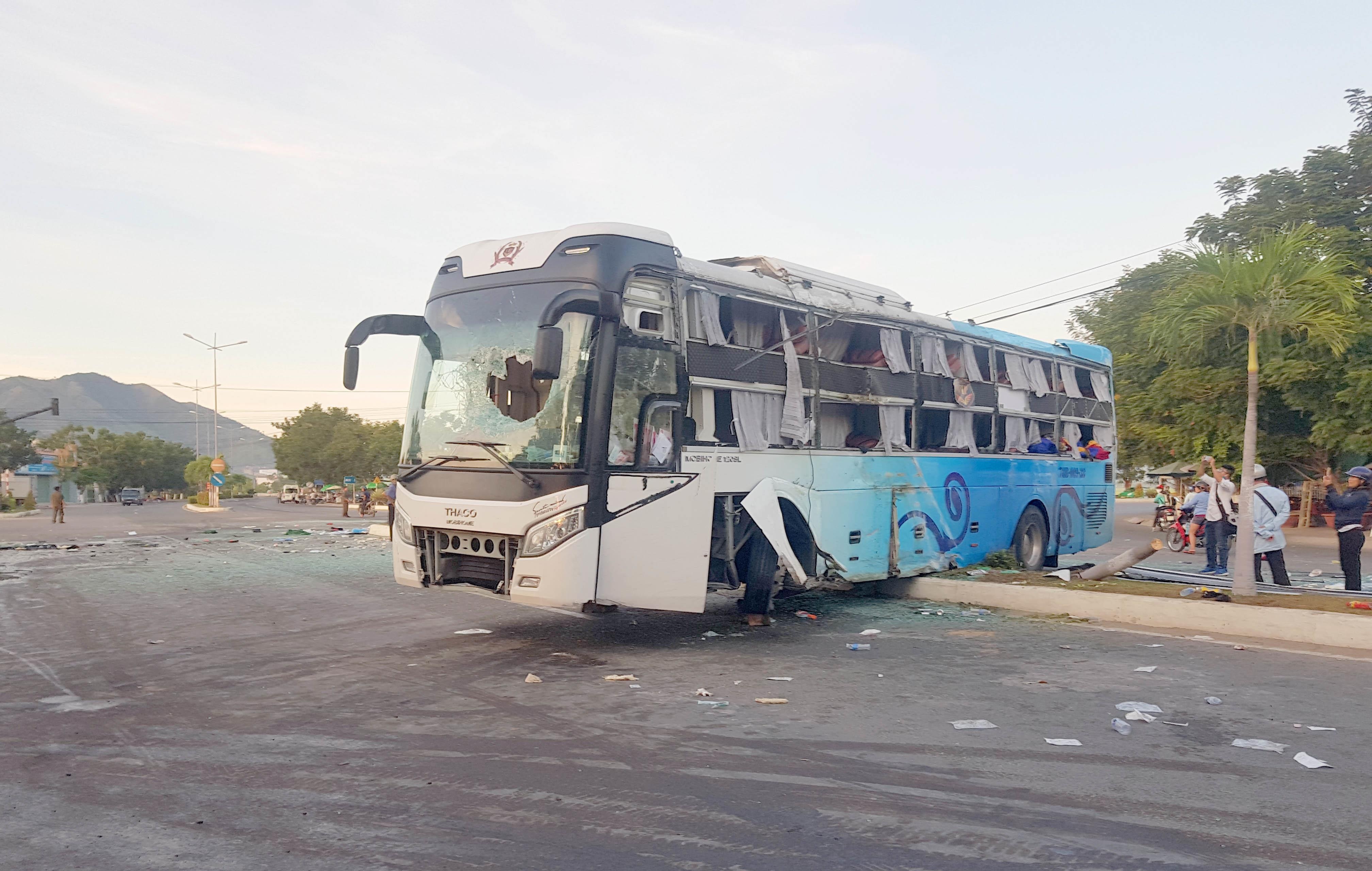 Xe khach tong nhau o Khanh Hoa anh 2