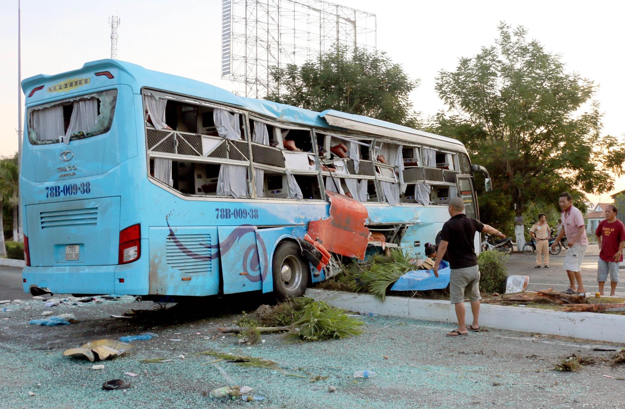 Khoi to tai xe xe khach Phuong Trang tong oto giuong nam hinh anh