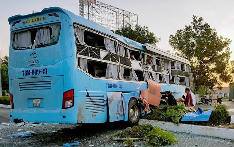 Nan nhan xe Phuong Trang am anh voi tieng keu cuu trong dem hinh anh