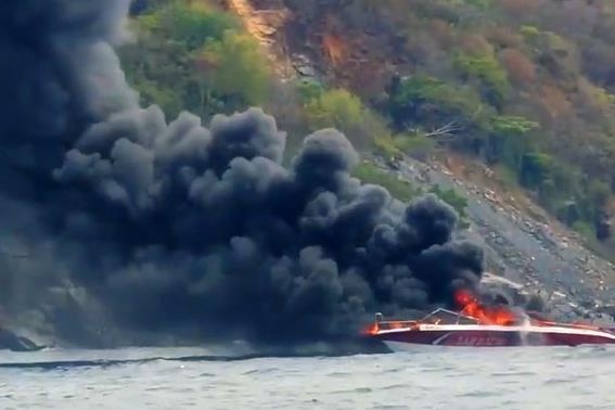 Cano du lich boc chay tren vinh Nha Trang, 2 nguoi bi bong hinh anh