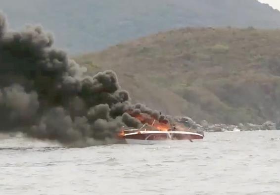 Chay cano tren vinh Nha Trang, khoi den boc len ngun ngut hinh anh