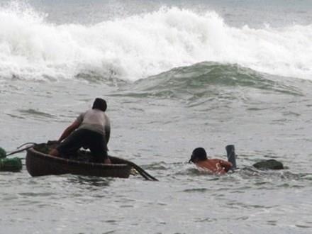 4 nguoi trong mot gia dinh duoi nuoc khi ra bien bat oc hinh anh