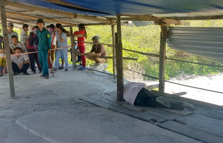 Nguoi dan ong tu vong voi con dao cam o vung nguc hinh anh