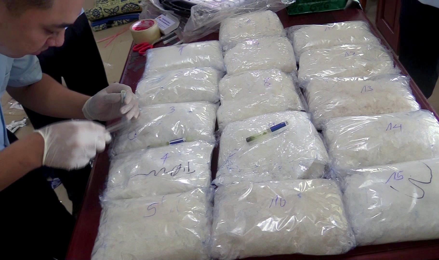 Phat hien 15 kg ma tuy da tren xe khach hinh anh