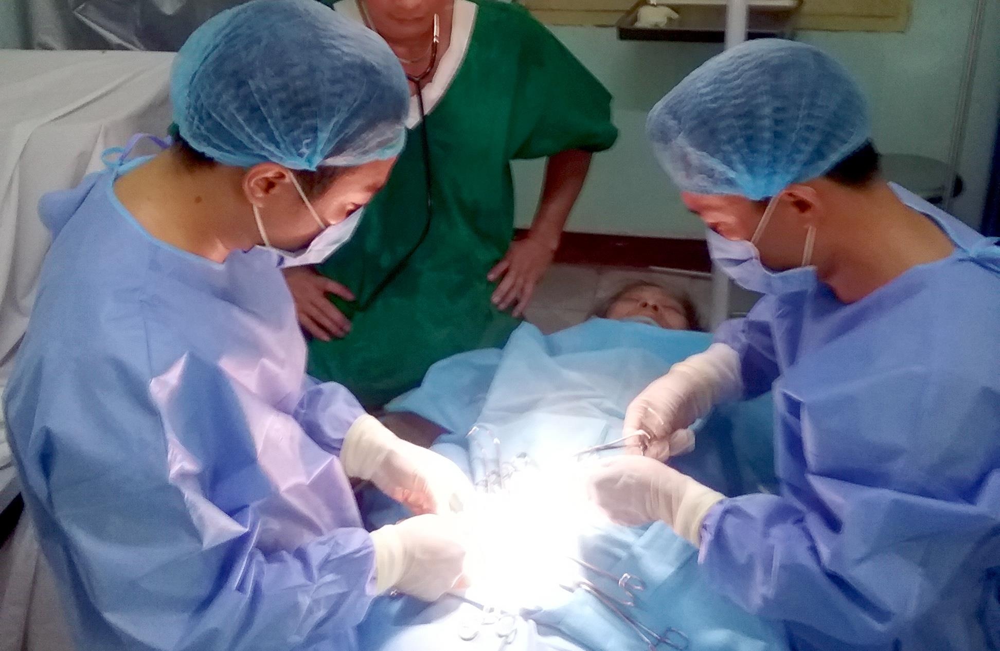 Quan y dao Sinh Ton cuu song ngu dan bi viem ruot thua cap hinh anh