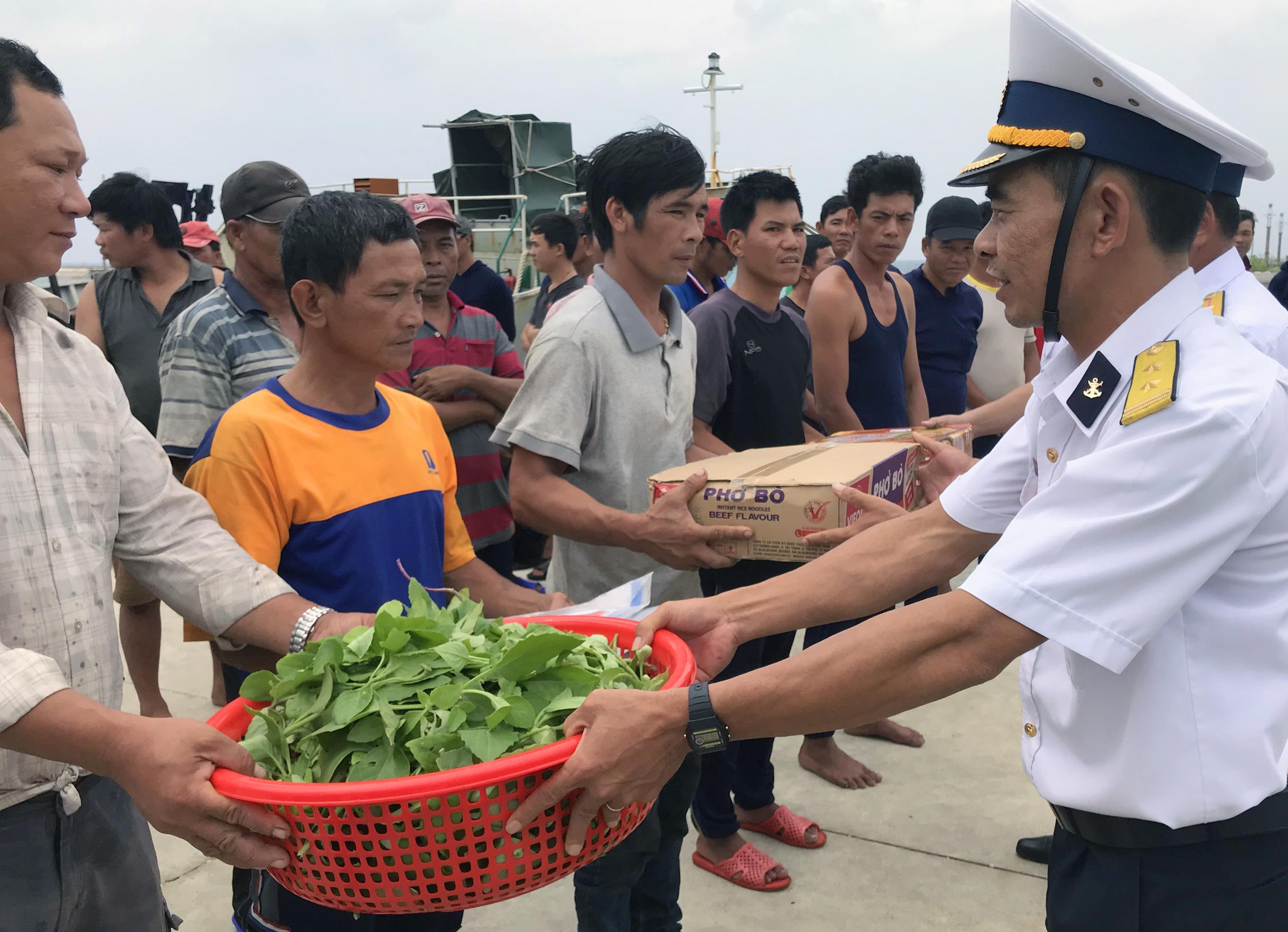 46 ngu dan duoc cuu nan kip thoi khi tau mac can gan dao Phan Vinh hinh anh