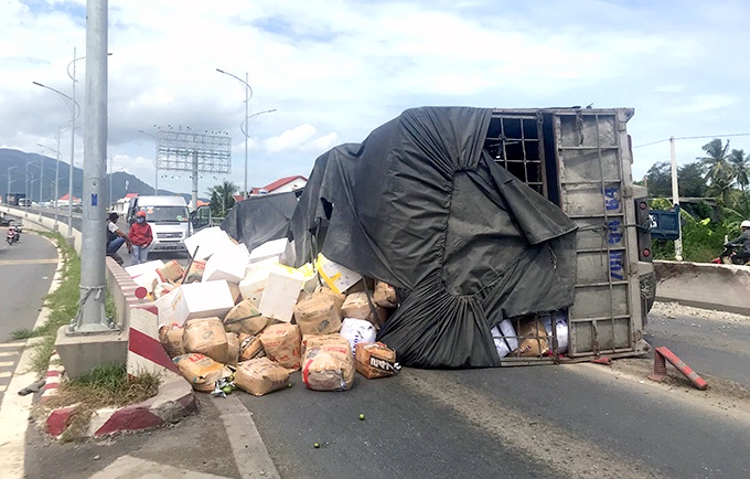 Xe tải lật trên quốc lộ 1 ảnh 1 Xe tai lat tren quoc lo 1 anh 1