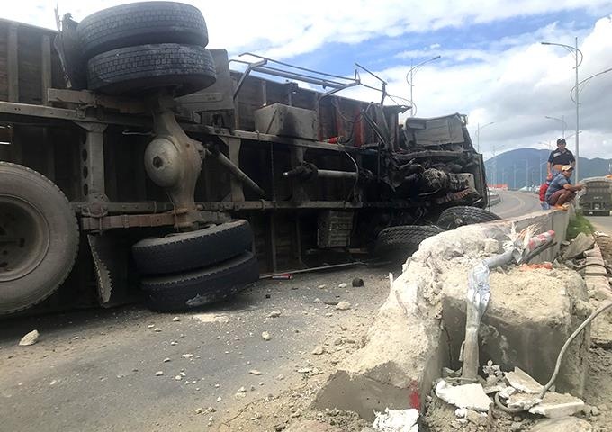 Xe tai dam vao dai phan cach, trai cay vang tung toe tren quoc lo hinh anh