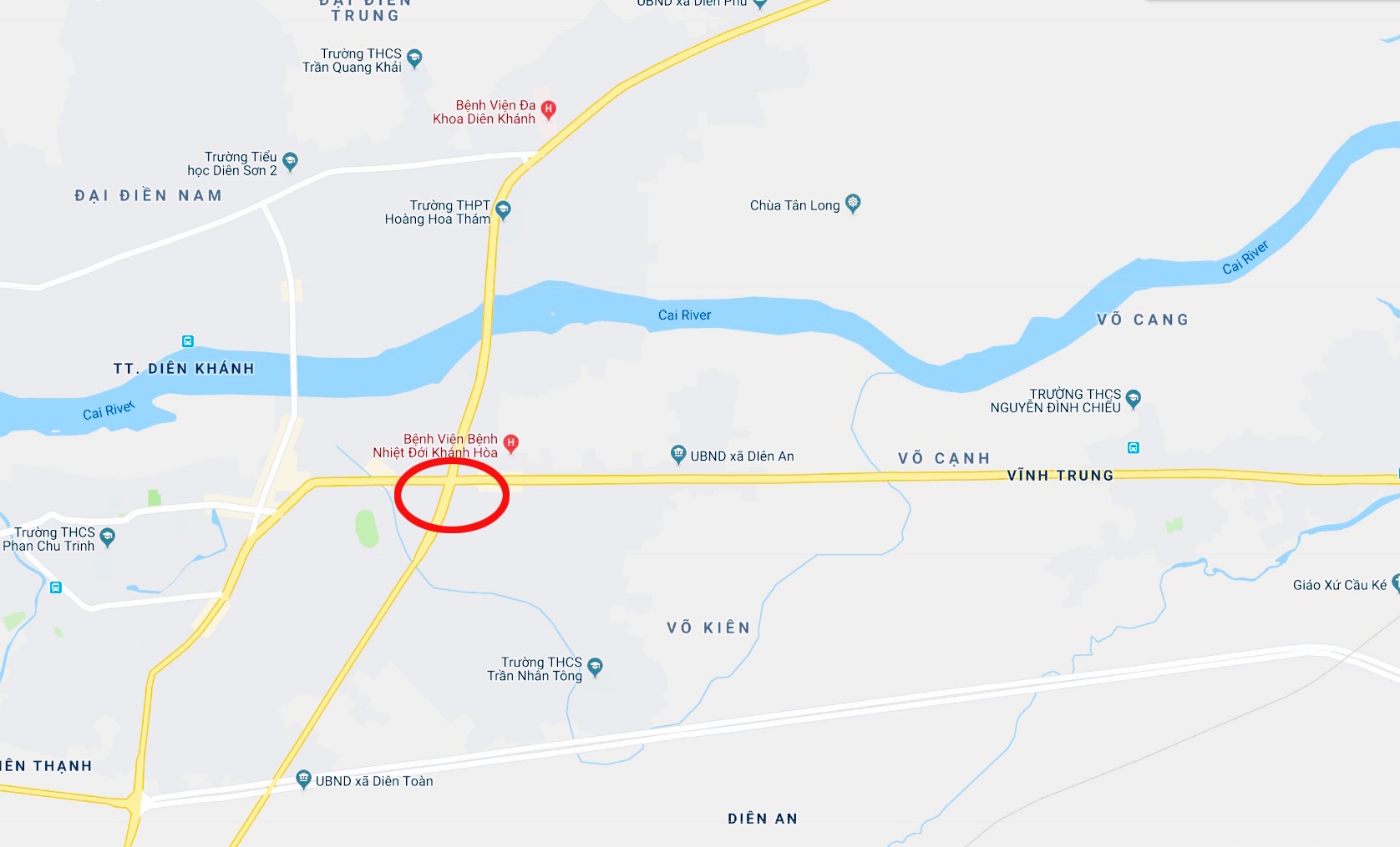 Xe tai lat tren quoc lo 1 anh 2