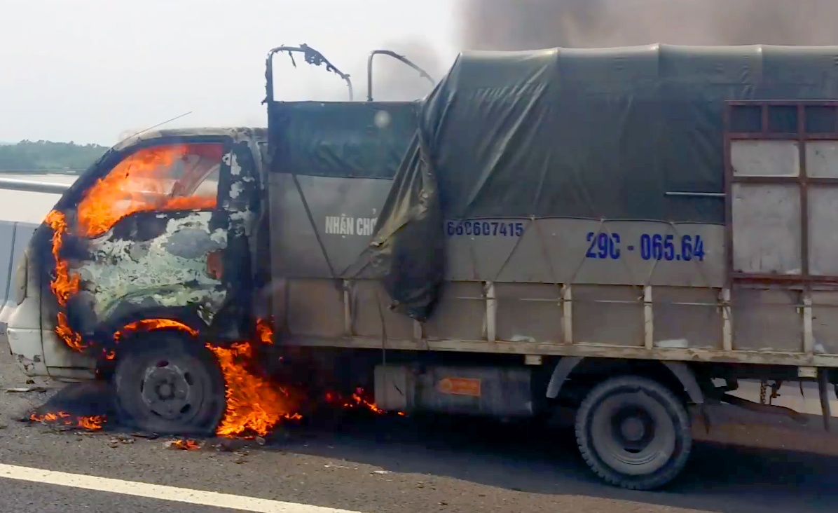 Xe tai boc chay khi dang chay tren cao toc Hai Phong - Ha Long hinh anh