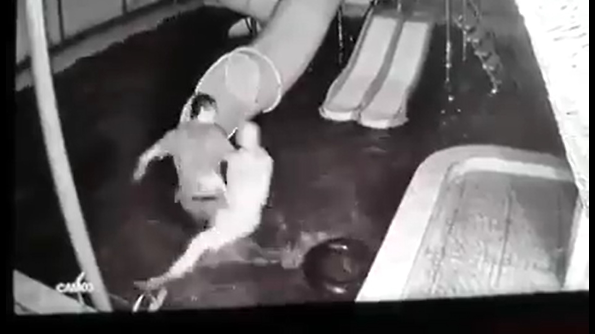 Chong dim vo xuong nuoc roi keo len bao hanh truoc mat con hinh anh