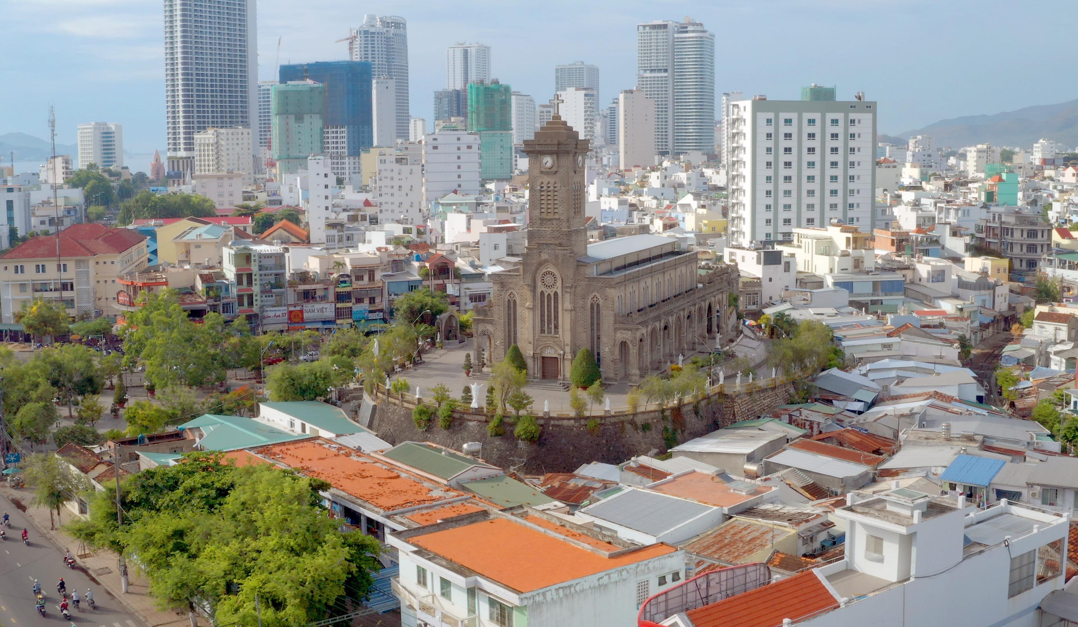 Nha tho da Nha Trang de xuat thu phi khach le nguoi nuoc ngoai hinh anh