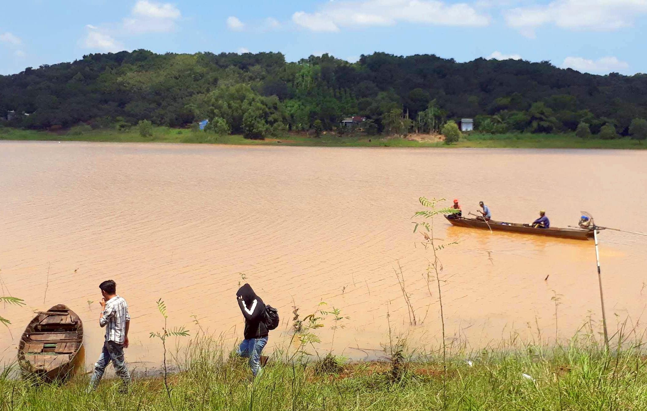 Tim thay thi the 9X mat tich tai long ho thuy dien Thac Mo hinh anh