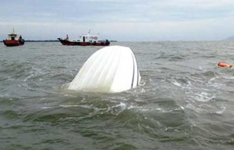 Cano cho khach du lich dam xa lan tren vinh Nha Trang hinh anh