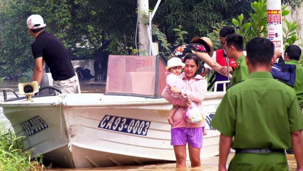 Lu ve dot ngot, canh sat so tan hang tram nguoi o Binh Phuoc hinh anh